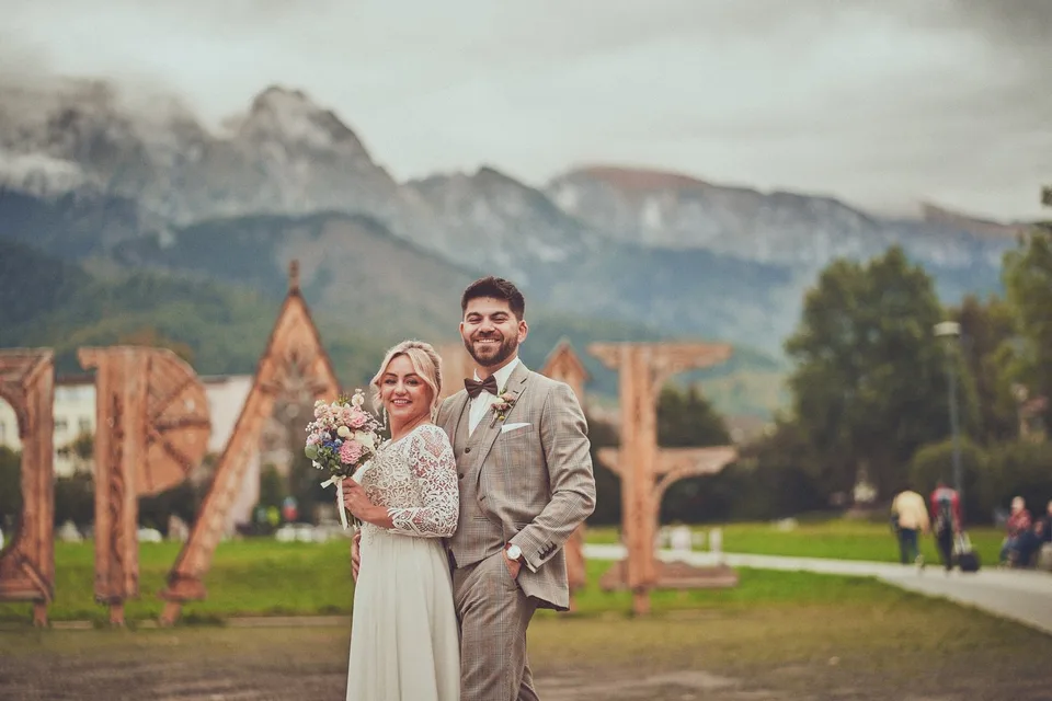 Para młoda przy drewnianych literach, w tle Tatry