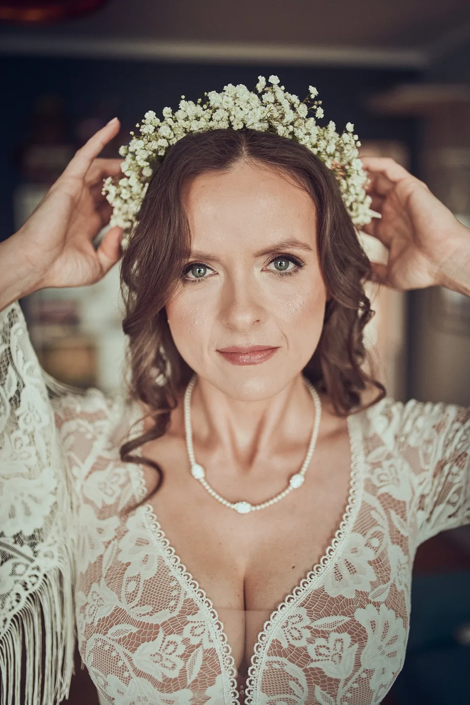 Portret panny młodej w wianku z gipsówki