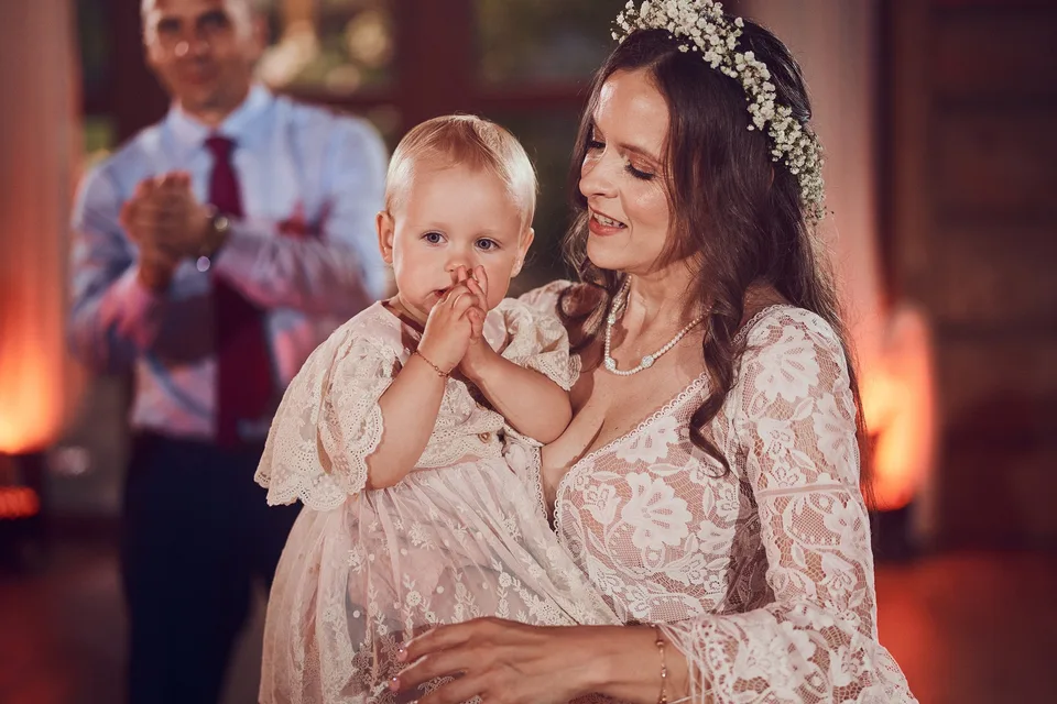 Panna młoda z dziewczynką na rękach