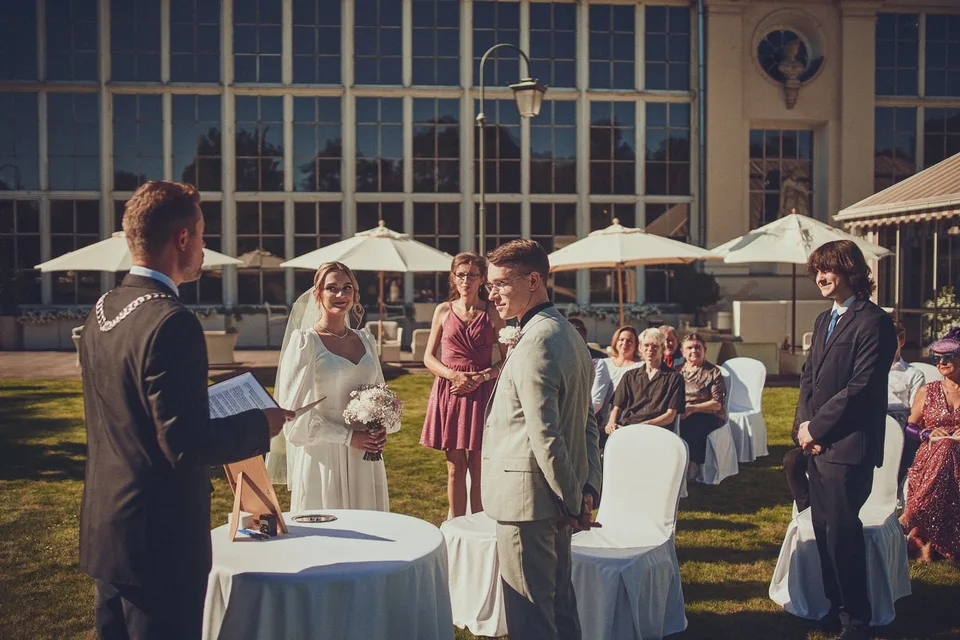 Ceremonia na trawniku przed oranżerią