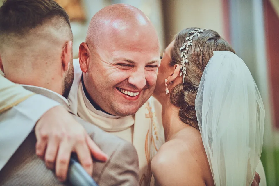 Ksiądz w uścisku z panną młodą