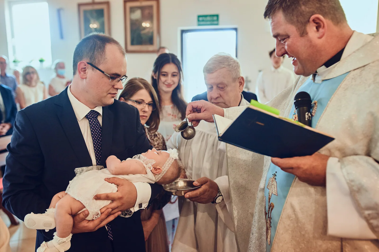Fotograf na chrzest: reportaż z chrztu, ceremonia w kościele